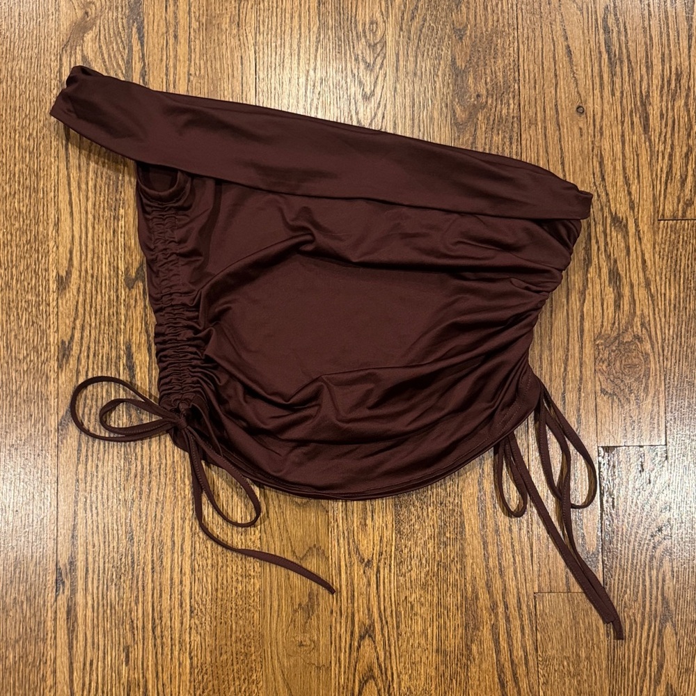 Edikted Yafa Asymmetric Off Shoulder Top Brown size medium